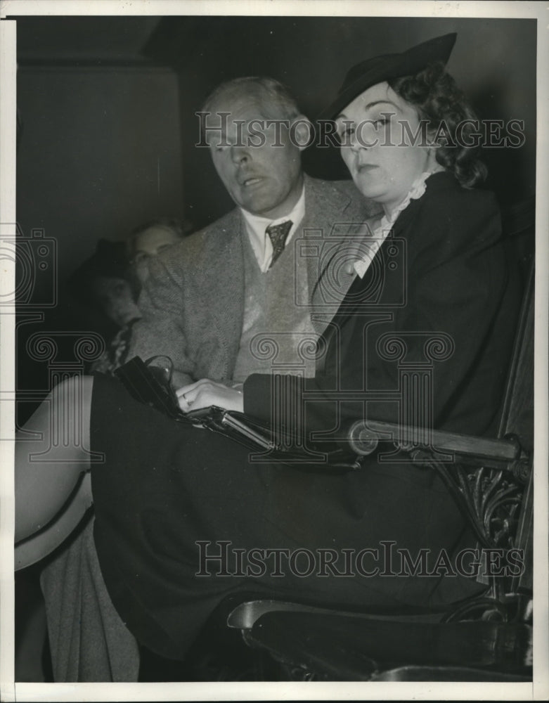 1939 Press Photo T. O. Jevne & Maurine Jevne Walker in court, fight photogs