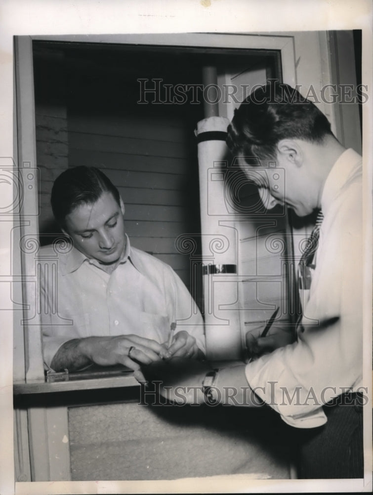 1949 Press Photo George Smrtic, foreman Richard Smith of Johnstown glove factory