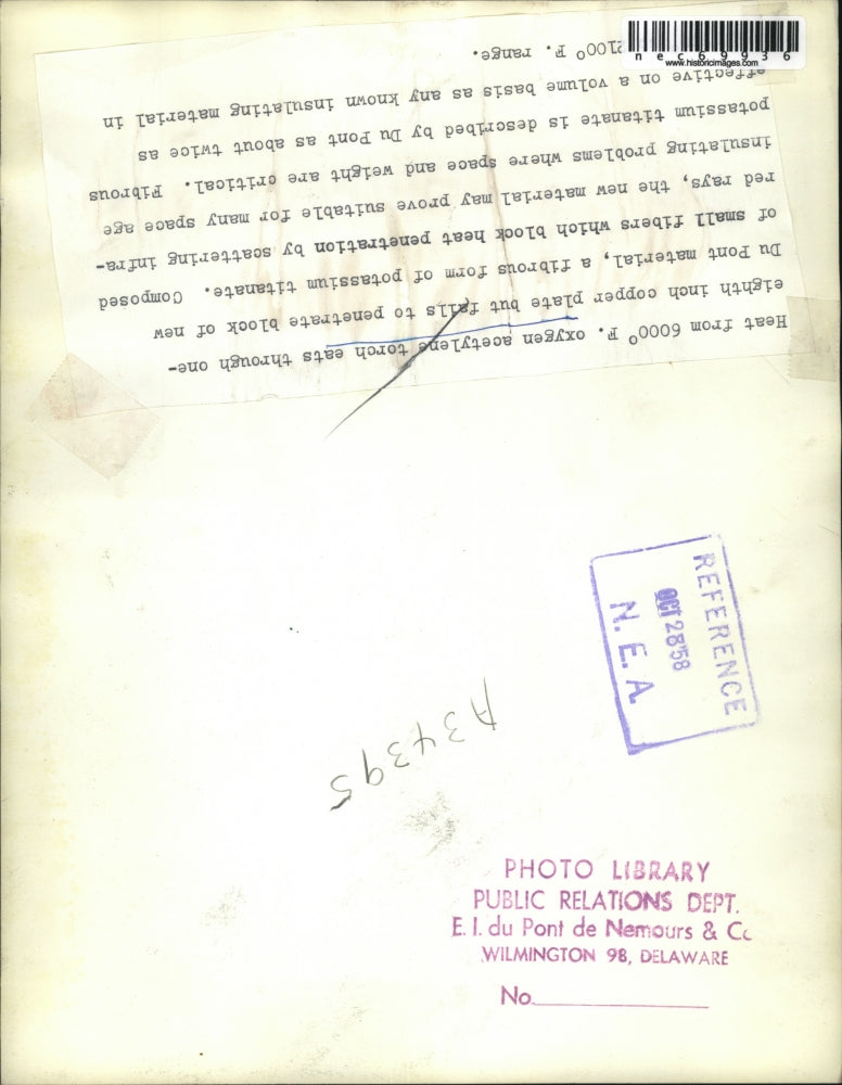 1958 Press Photo Heat Fails to Penetrate Du Pont's Fibrous Potassium Titatanate