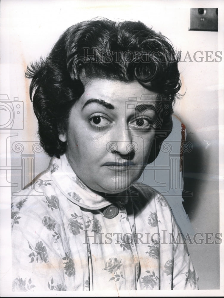Load image into Gallery viewer, 1962 Press Photo Mrs. Frances Gatewood, Victim of Purse Snacthing at Apartment
