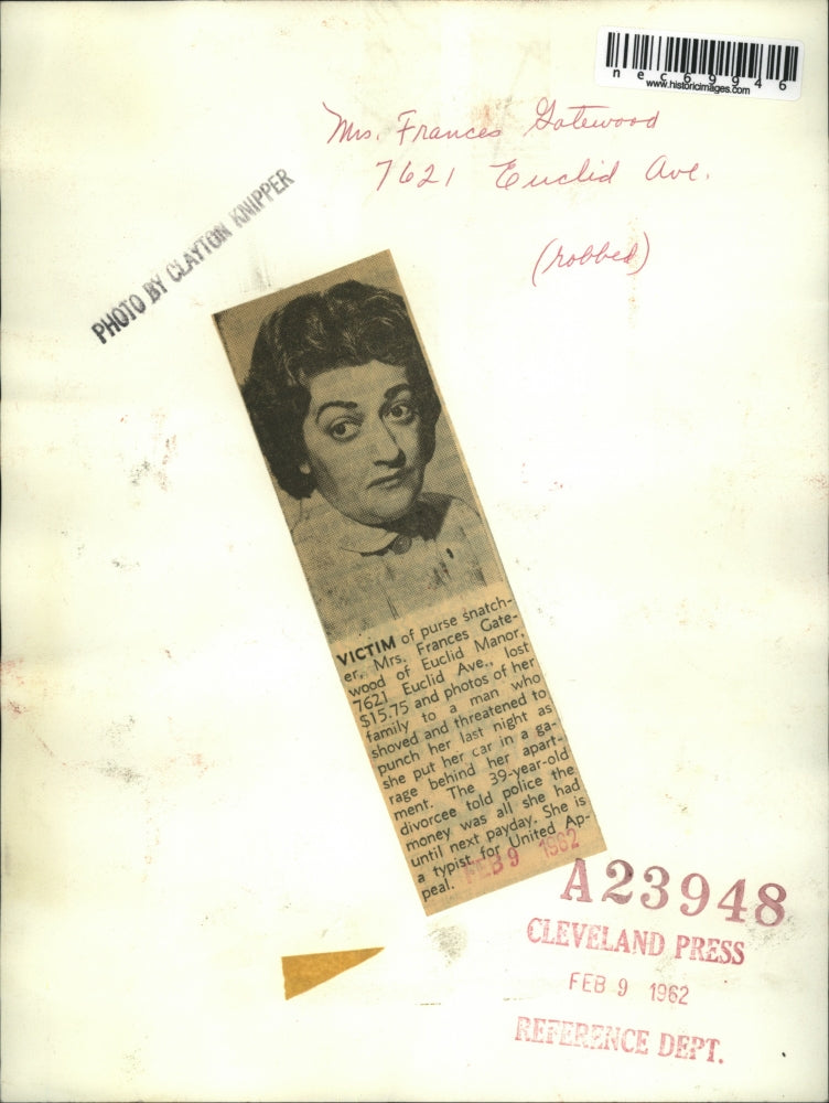 Load image into Gallery viewer, 1962 Press Photo Mrs. Frances Gatewood, Victim of Purse Snacthing at Apartment
