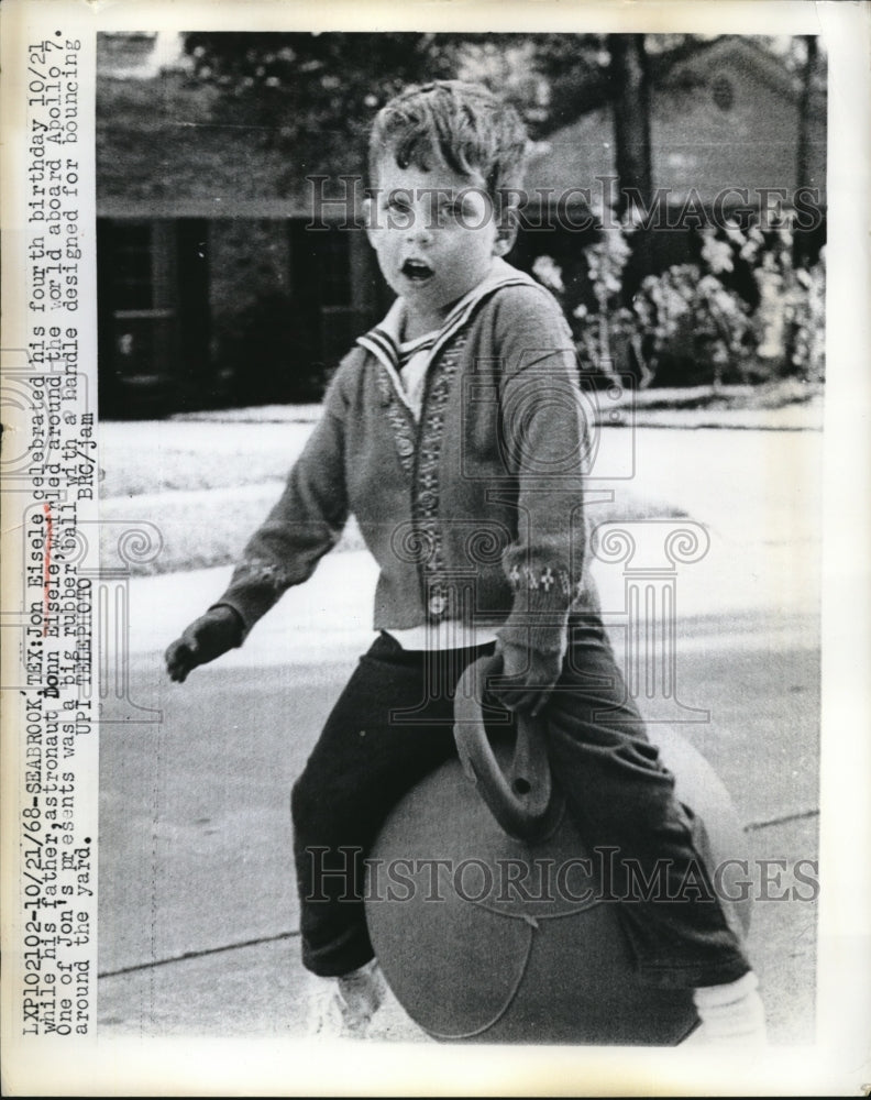 Load image into Gallery viewer, 1968 Press Photo Jon Eisel, Son Astronaut Donn Eisele, Celebrates 4th Birthday
