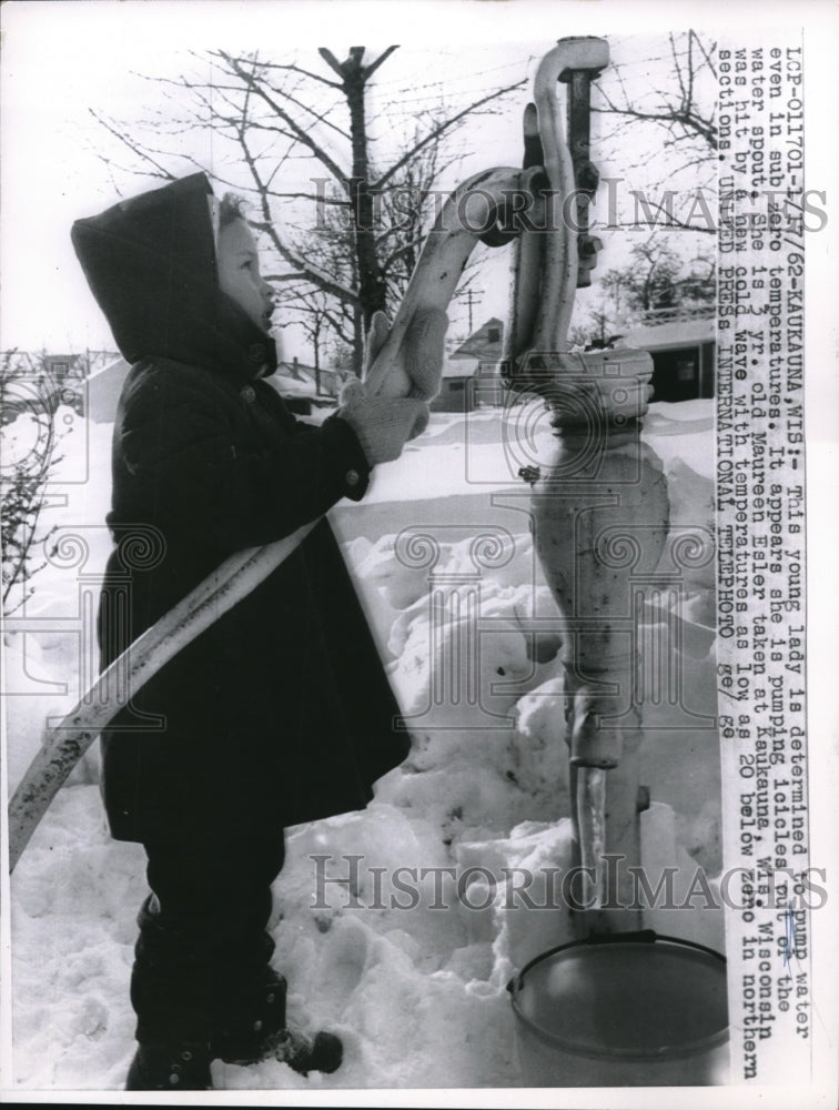 1962 Press Photo 3 yr old Maureen Esler tries to use frozen pump - nec69967