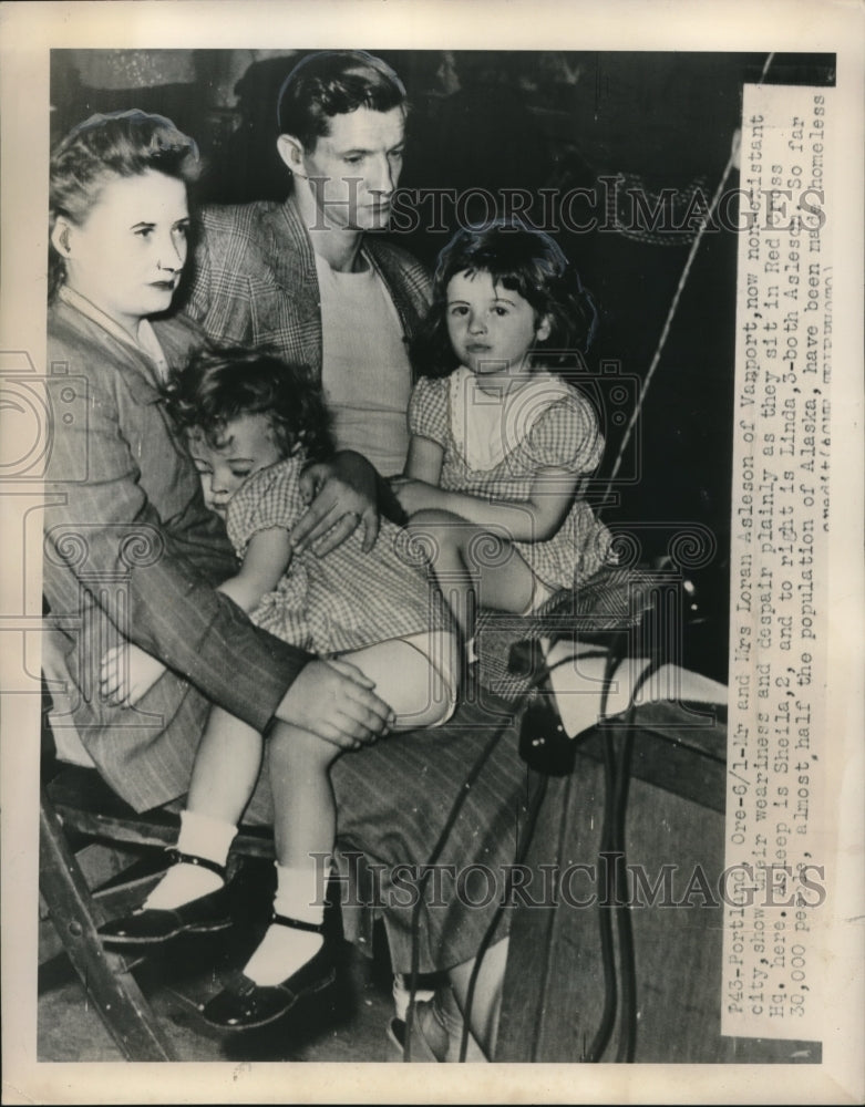 Load image into Gallery viewer, 1948 Press Photo Mr Mrs Loran Asleson &amp; family, homeless after Vanport, OR flood
