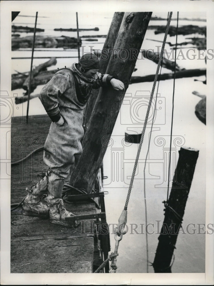 1949 Press Photo Bob Forrest Hooks Log in Crown Zellerbach Log Pond - nec70014