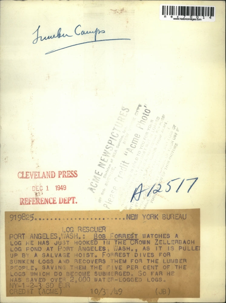 1949 Press Photo Bob Forrest Hooks Log in Crown Zellerbach Log Pond - nec70014