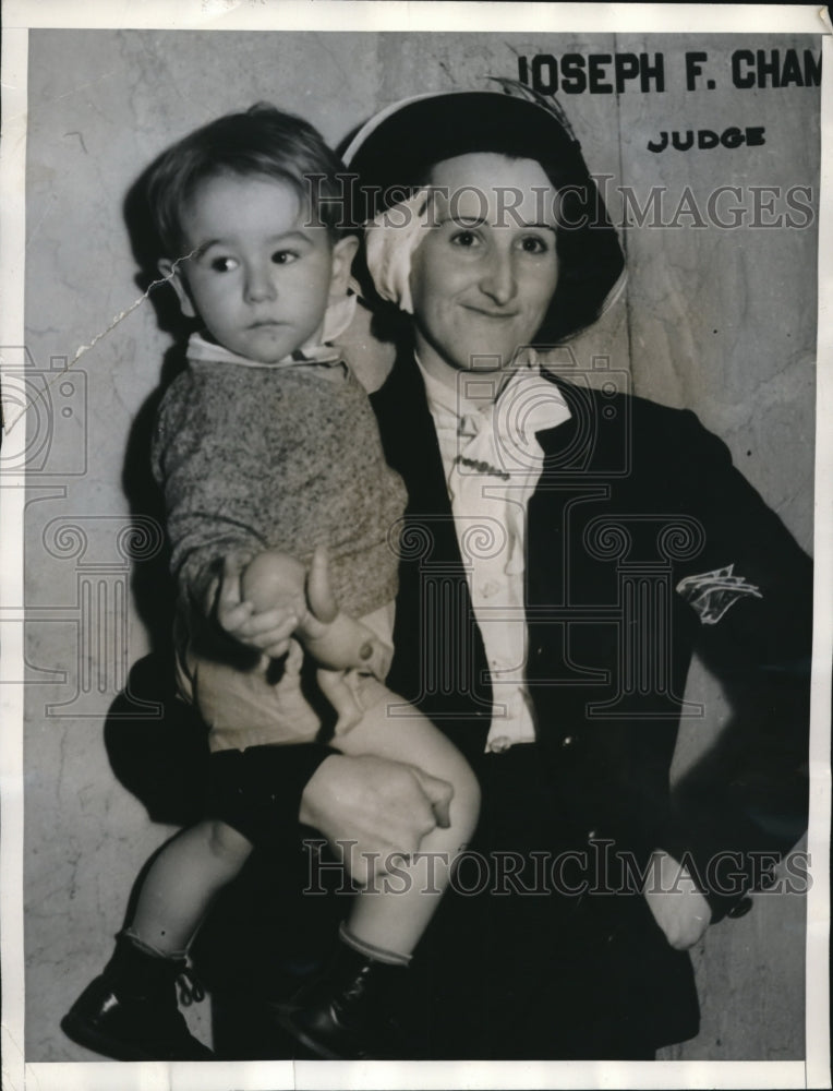 1935 Press Photo Mrs. Phyllis M. Kennedy with Son Russell Appears in Court