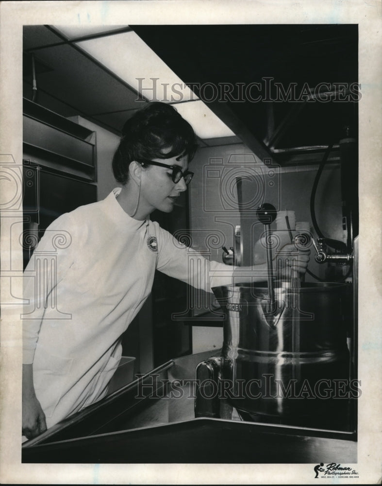 Load image into Gallery viewer, 1969 Press Photo Doris Davis Santini, nutritionist for astronauts
