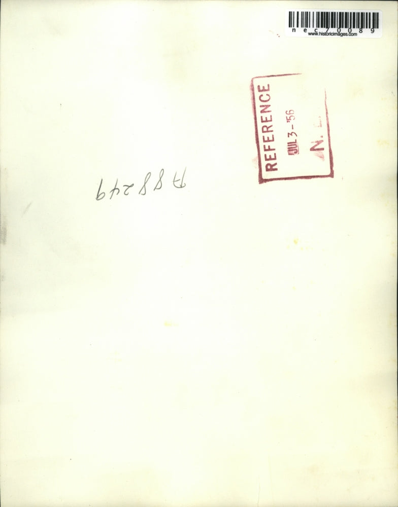 1956 Press Photo Mrs. Richard Shumaker distraught as Marilyn resuscitated