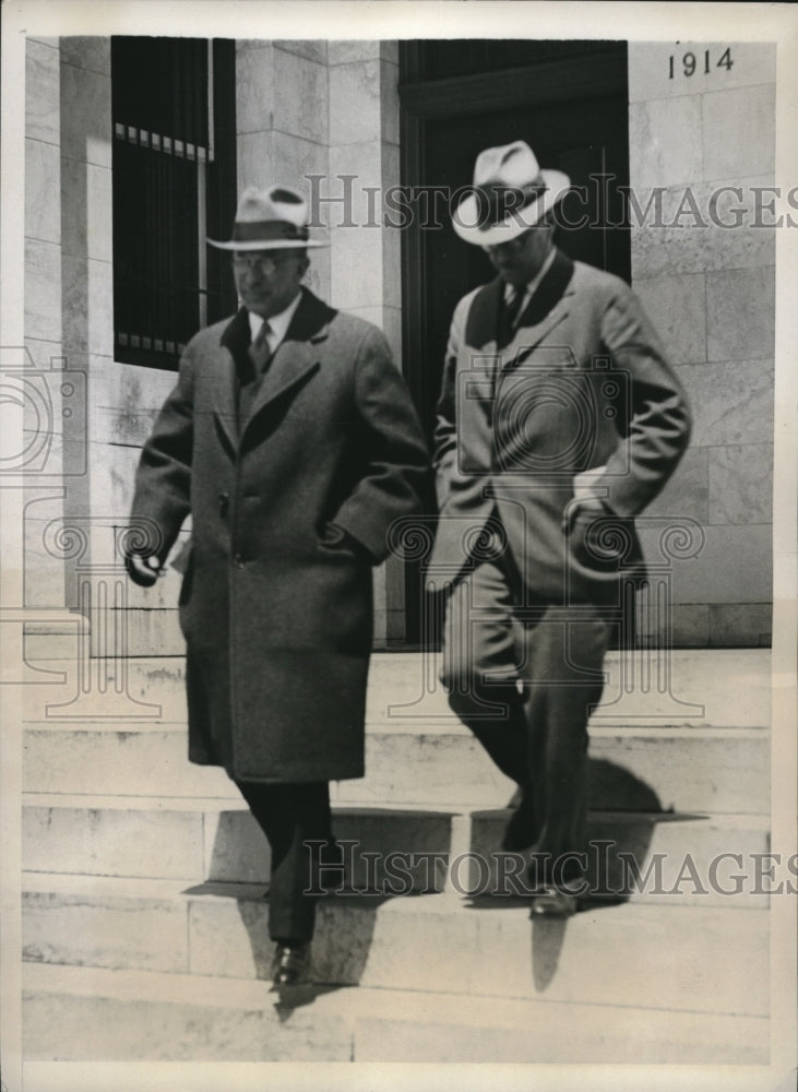 Load image into Gallery viewer, 1933 Press Photo Ralph Snow &amp; John H Paine of Bank Board of Trustees - nec70098

