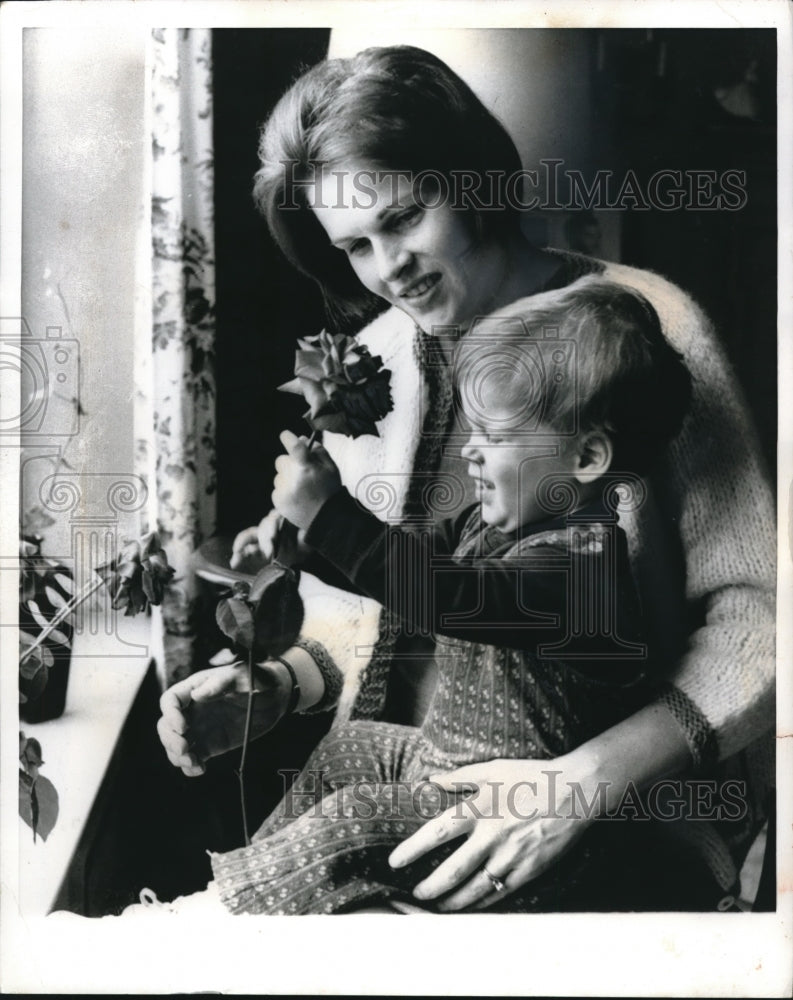 Load image into Gallery viewer, 1970 Press Photo Mrs. William Kienast with Son John at 19 Months Old
