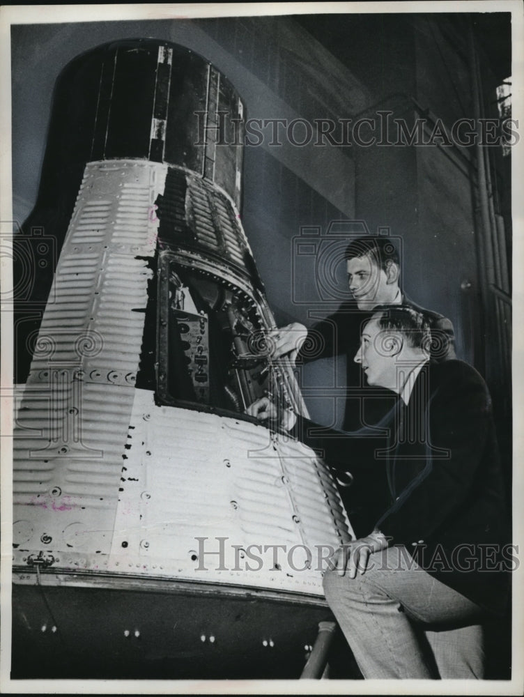 1961 Press Photo Project Mercury Capsule Examined by James Kitchell & Roy Neal