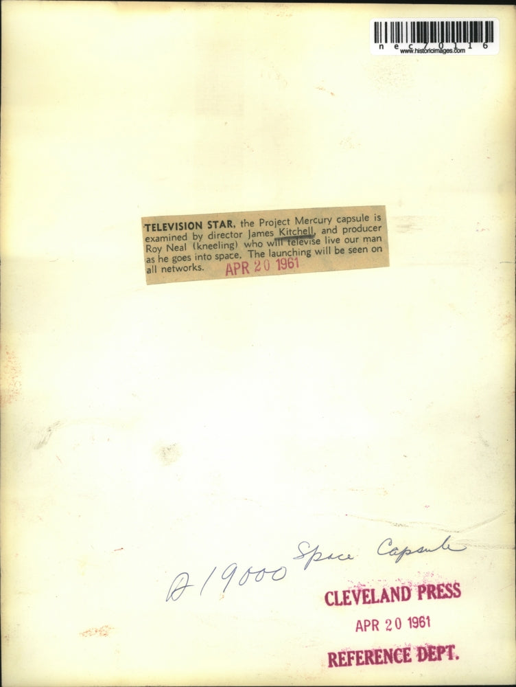 1961 Press Photo Project Mercury Capsule Examined by James Kitchell & Roy Neal