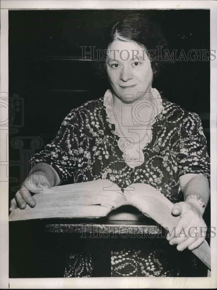 1938 Press Photo Elizabeth Graff Awaits Rev. Joseph Frey's Voice From Grave