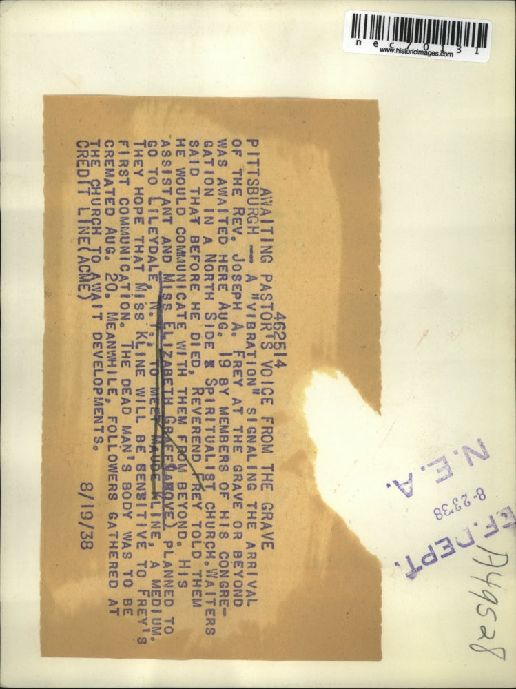 1938 Press Photo Elizabeth Graff Awaits Rev. Joseph Frey's Voice From Grave