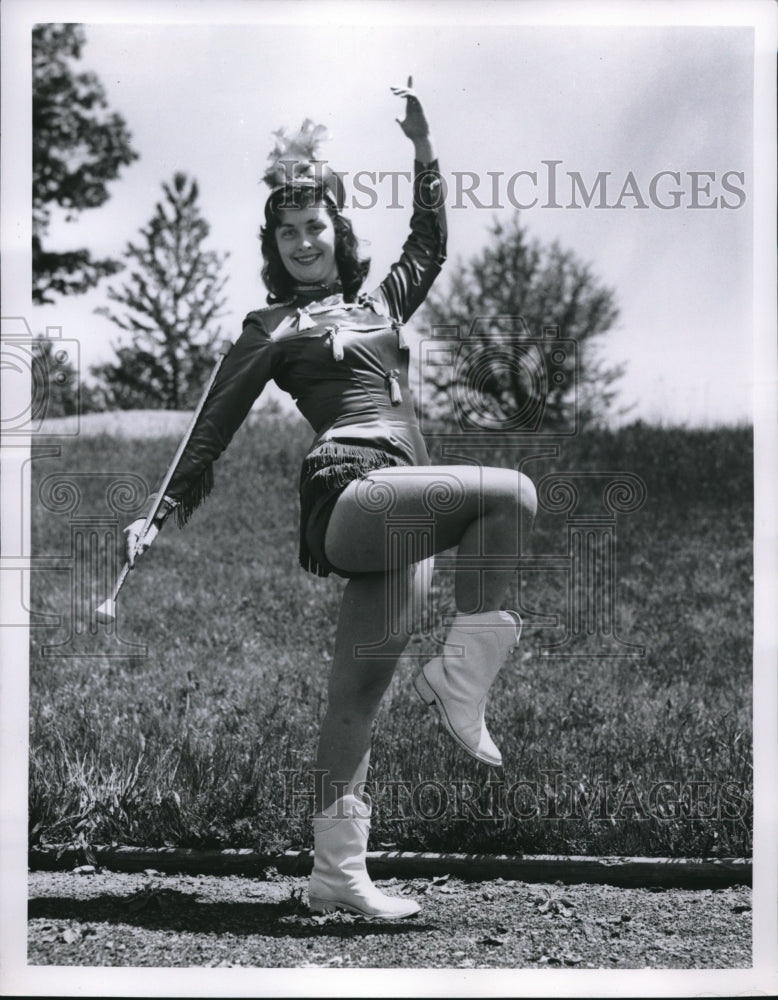 1957 Press Photo Sue Metcalf at Age 16 Head Rayalette