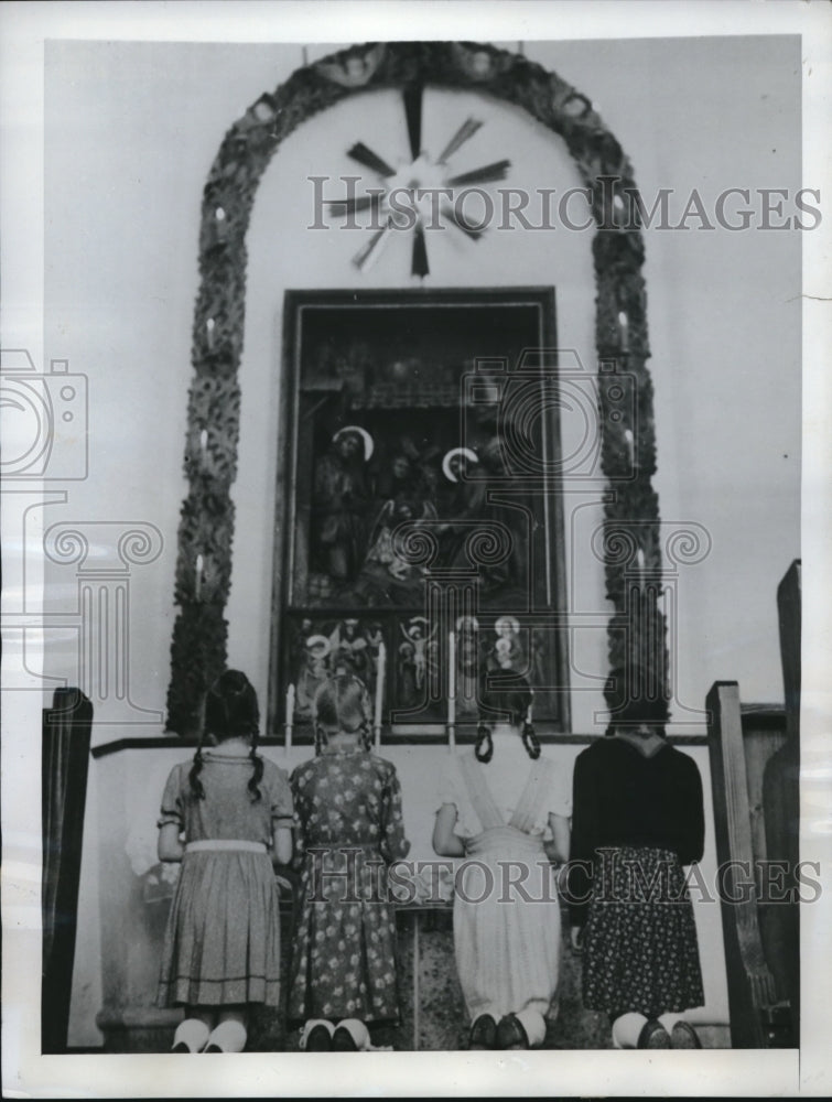 1949 Press Photo Children Pay Respects to Josef Mohr Composer of Silent Night