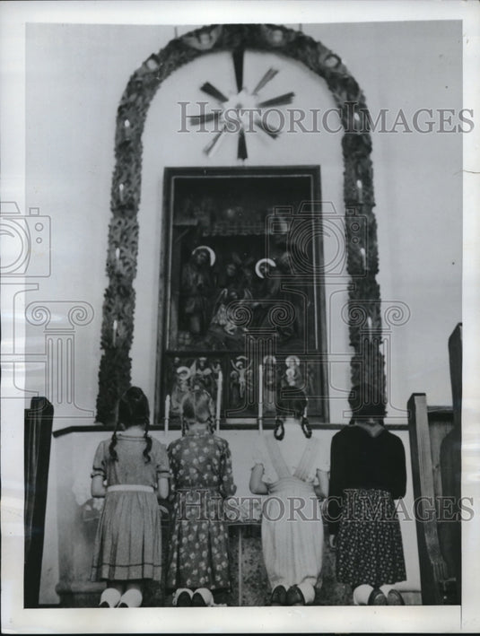 1949 Press Photo Children Pay Respects to Josef Mohr Composer of Silent Night