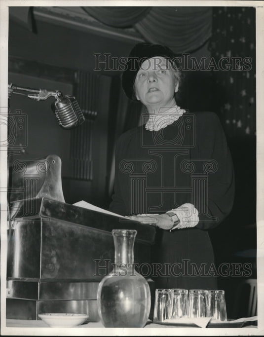 1945 Press Photo Mrs. Eugene Meyer, Wife of Publisher Addresses Red Cross