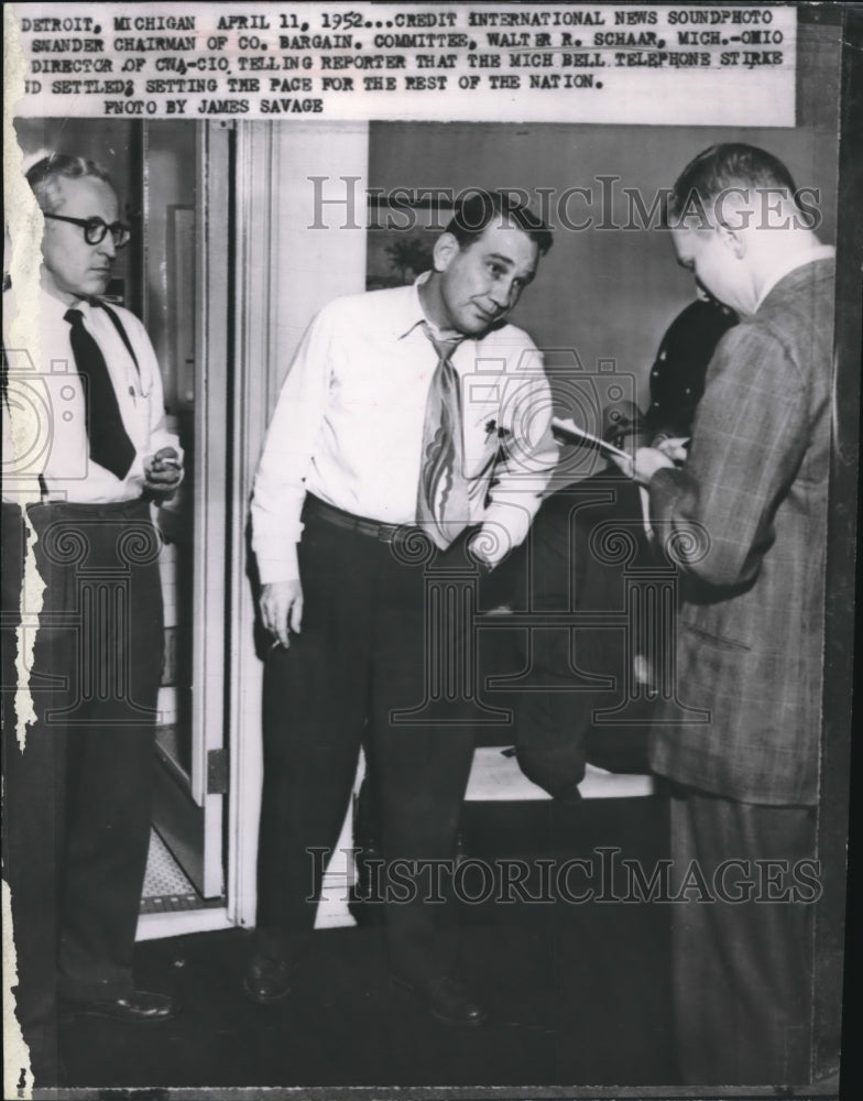 1952 Press Photo Walter Schaan, CNA-CIO & reporters in Detroit, Mich