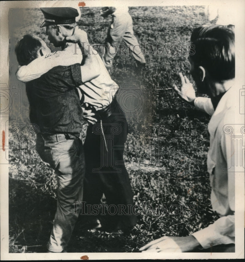 Load image into Gallery viewer, 1948 Press Photo Dayton, Ohio striker Henry Fry &amp; police Sgt Clifford Croft
