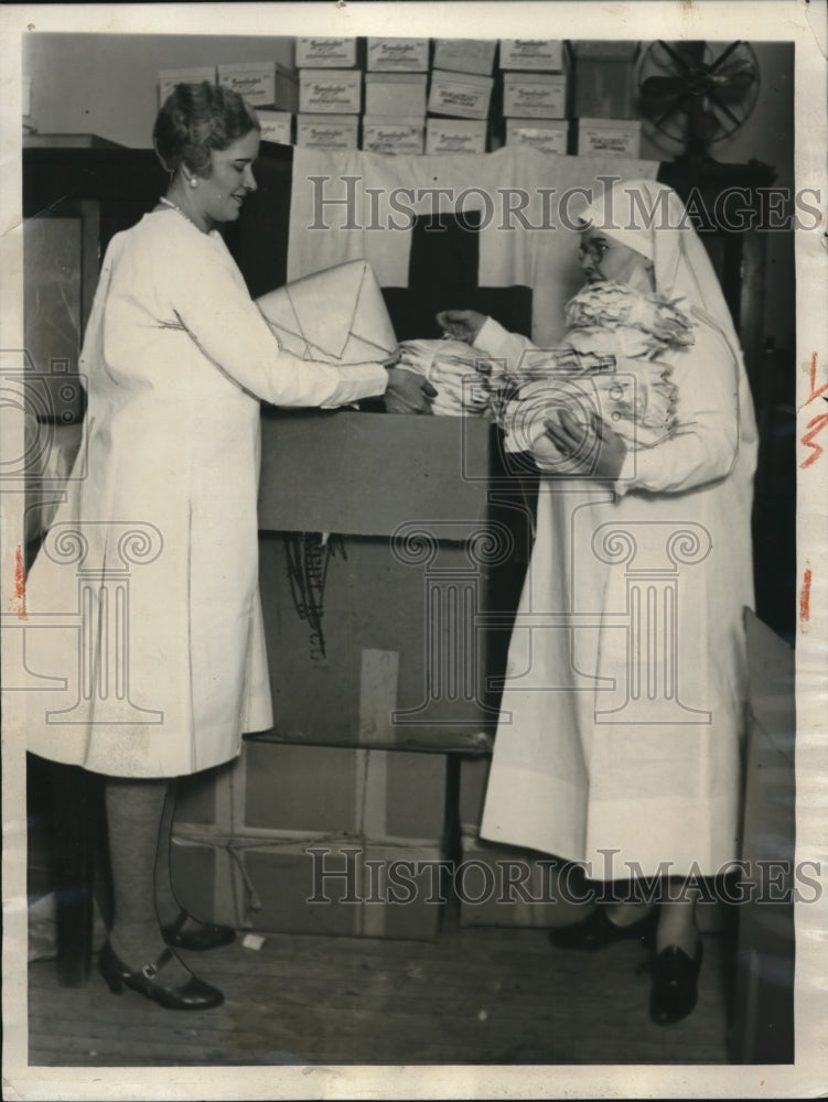 1930 Press Photo Chicago Red Cross Mrs Grace Pettingill, Mrs GL Frisbie