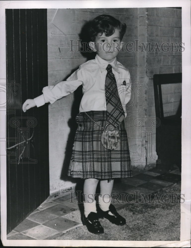 1950 Press Photo London, Michael Paterson, age 3 in tartan kilt - nec70219