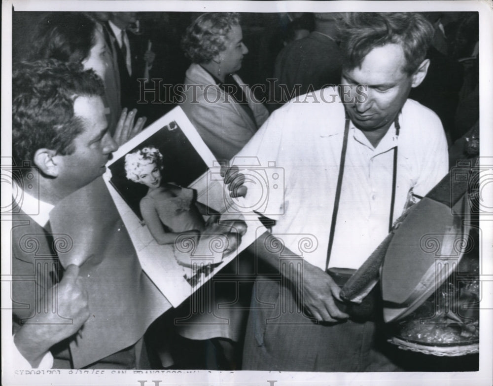 1955 Press Photo Russian Nikolai Gureev & photo of Marilyn Monroew - nec70243
