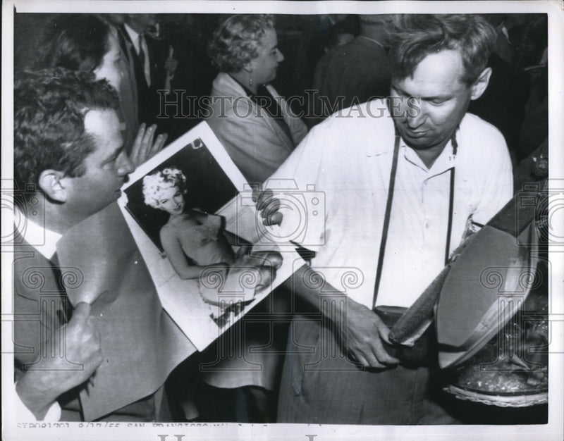 Load image into Gallery viewer, 1955 Press Photo Russian Nikolai Gureev &amp; photo of Marilyn Monroew - nec70243
