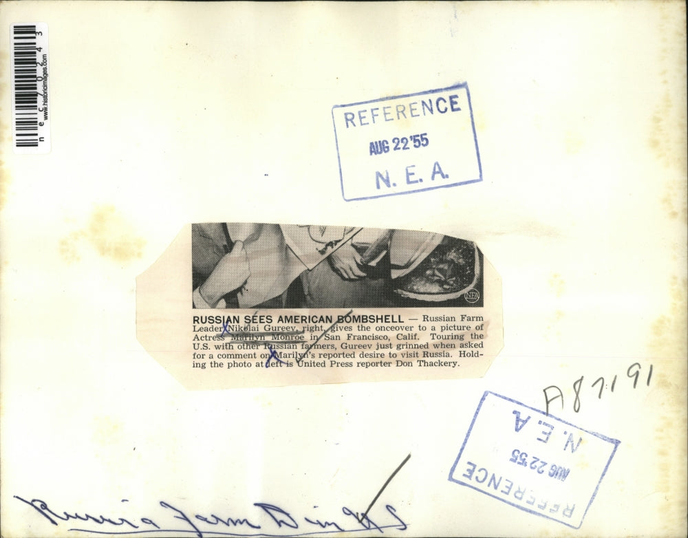 1955 Press Photo Russian Nikolai Gureev & photo of Marilyn Monroew - nec70243