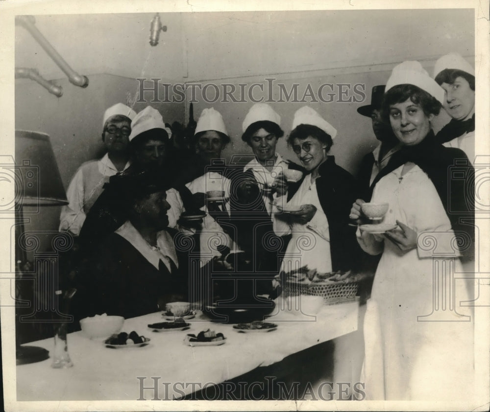 1915 Press Photo young women's Christian Assoc nurses at Debarkation Hosp.