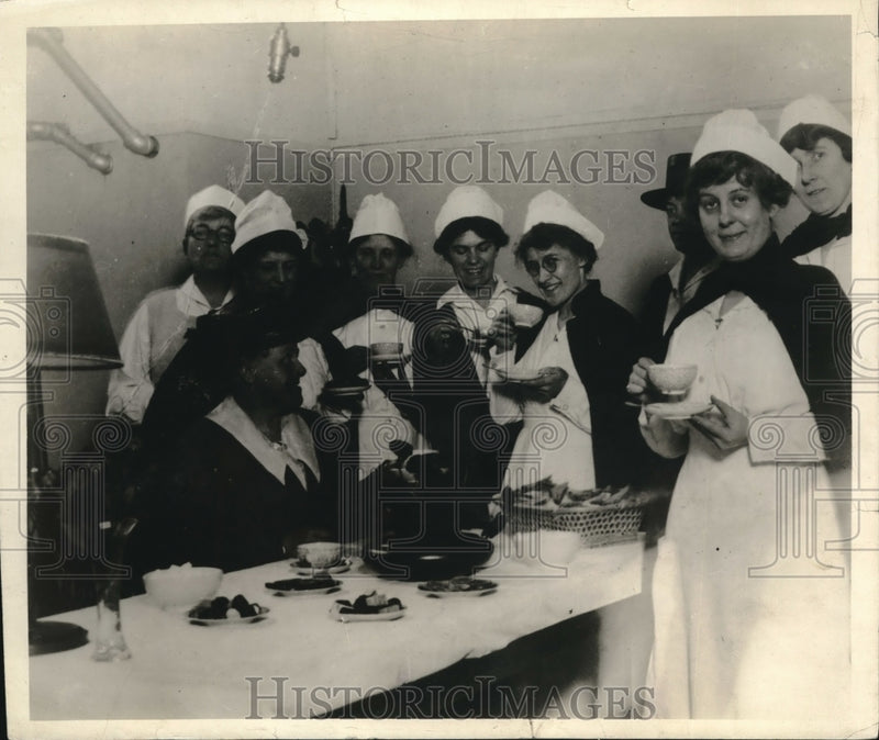 Load image into Gallery viewer, 1915 Press Photo young women's Christian Assoc nurses at Debarkation Hosp.
