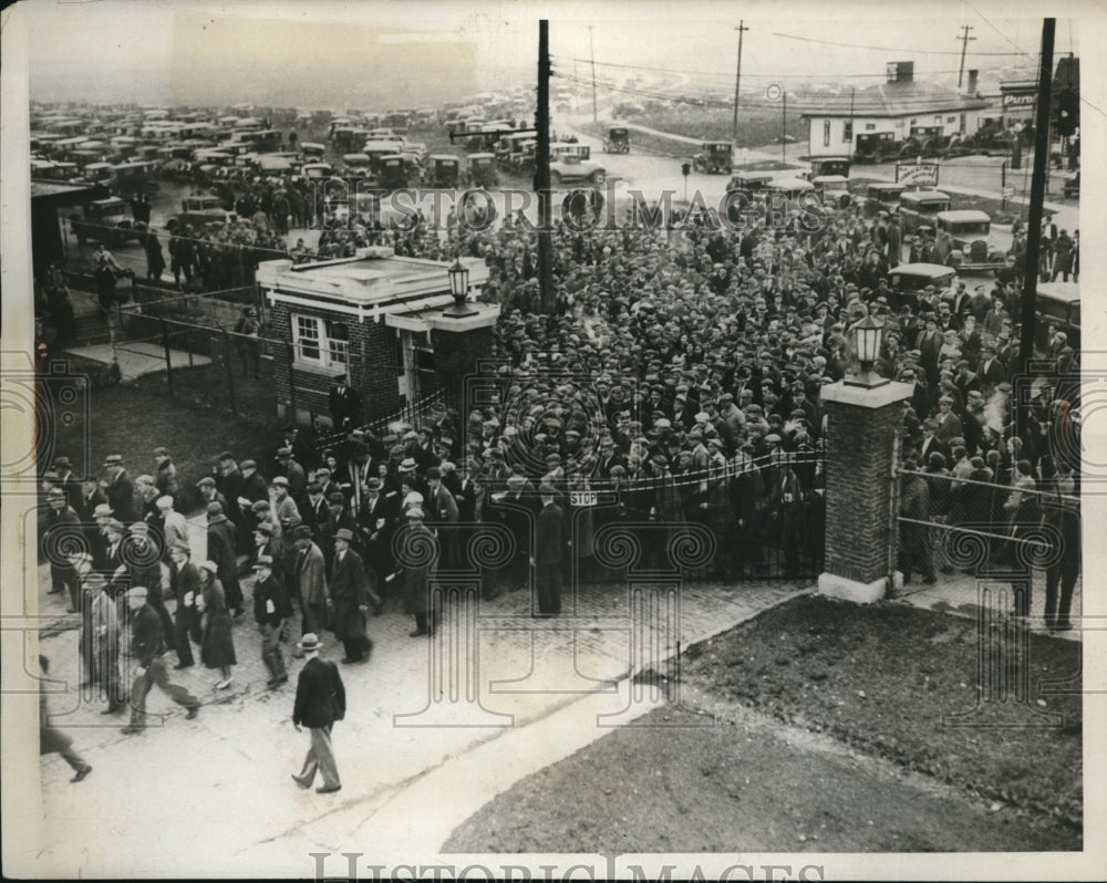 1932 Press Photo Crowds of Cleveland workers at Beec Dayton plant - nec70264