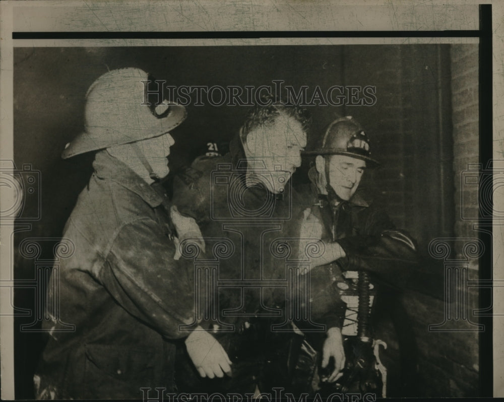 1950 Press Photo Dayton, Ohio firemen rescue Ca Cafeteria man from a fire