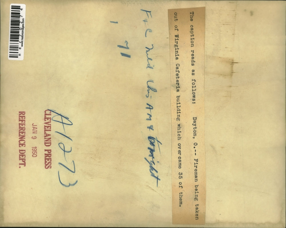 1950 Press Photo Dayton, Ohio firemen rescue Ca Cafeteria man from a fire