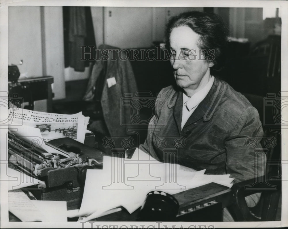 1958 Press Photo Martha Strayer author of The Dar - nec70327