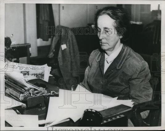 1958 Press Photo Martha Strayer author of The Dar - nec70327