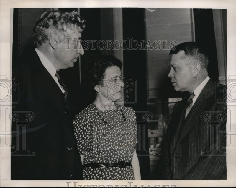 Load image into Gallery viewer, 1940 Press Photo Phila, Pa Dr WFG Swann, Dot Wrinch &amp; Dr Harold Urey
