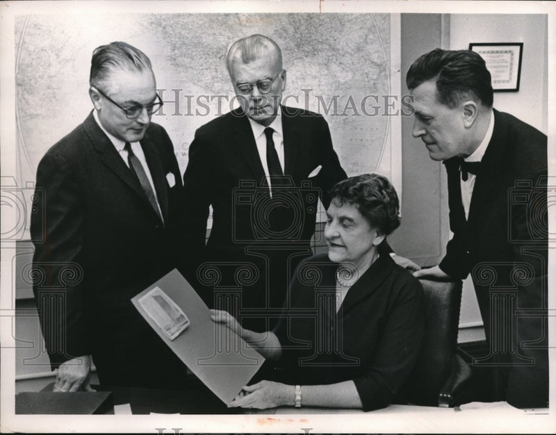 Load image into Gallery viewer, 1962 Press Photo Congressman Wm Minshall,M Feighan,C Venik,F Bolton
