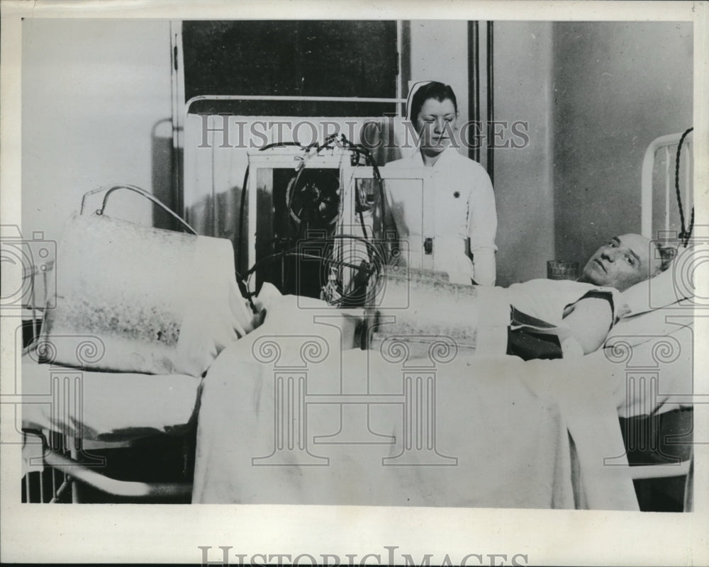 1935 Press Photo Regina Gen Hospital, Dr RC Riley & an RN & warming device