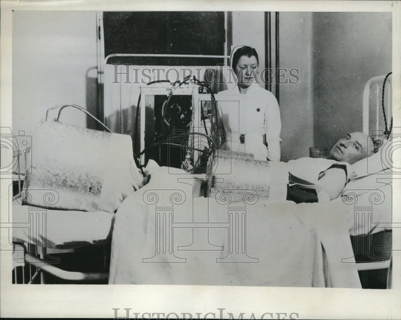 Load image into Gallery viewer, 1935 Press Photo Regina Gen Hospital, Dr RC Riley &amp; an RN &amp; warming device
