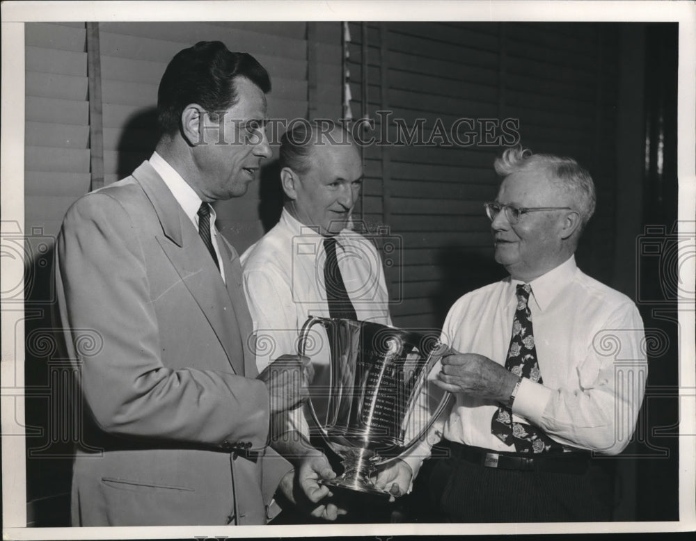 1952 Press Photo William Curley, Robert Keogh get photography award from Sarno