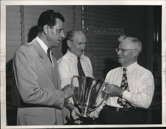 1952 Press Photo William Curley, Robert Keogh get photography award from Sarno