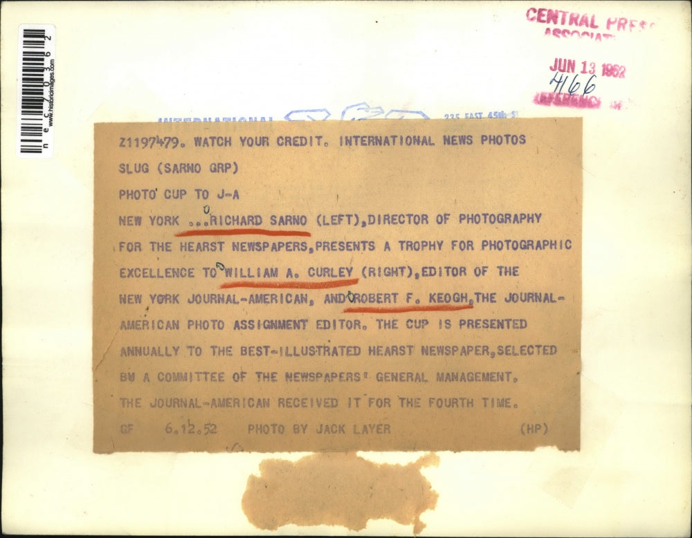 1952 Press Photo William Curley, Robert Keogh get photography award from Sarno