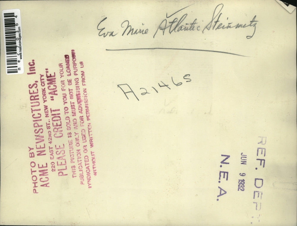 19325 Press Photo Eva Marie Atlantic Steinmetz Painting a Picture