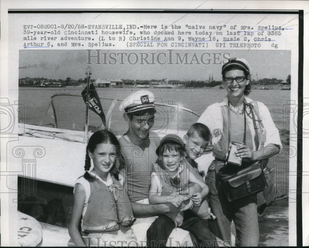 1958 Press Photo Mrs. Spelius with Children Docks in Evansville on Expedition