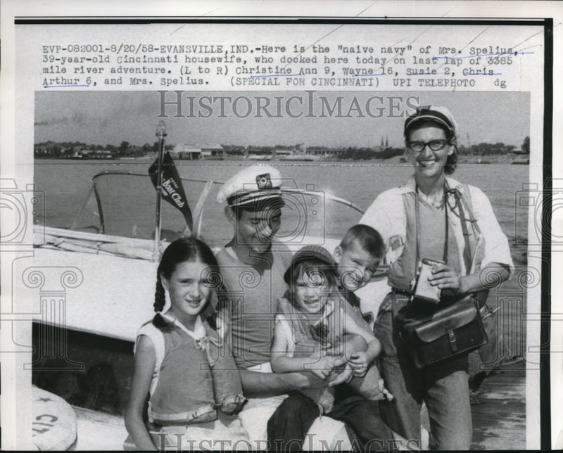 Load image into Gallery viewer, 1958 Press Photo Mrs. Spelius with Children Docks in Evansville on Expedition
