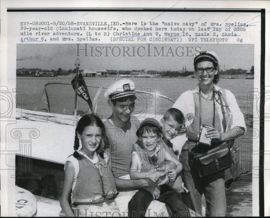 1958 Press Photo Mrs. Spelius with Children Docks in Evansville on Expedition