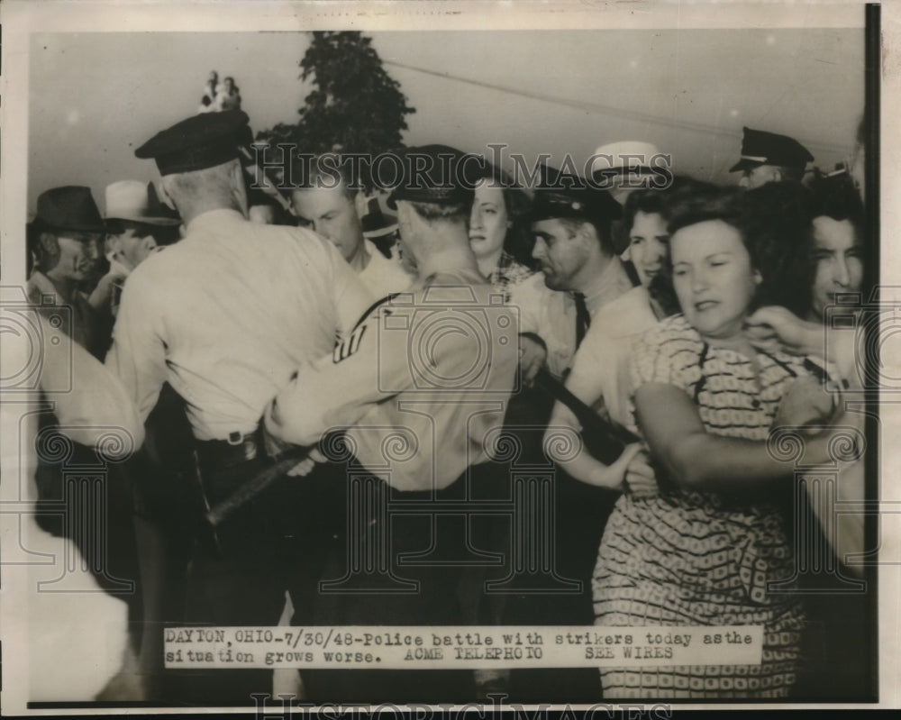 1948 Press Photo Police Battle With Strikers in Dayton, OH