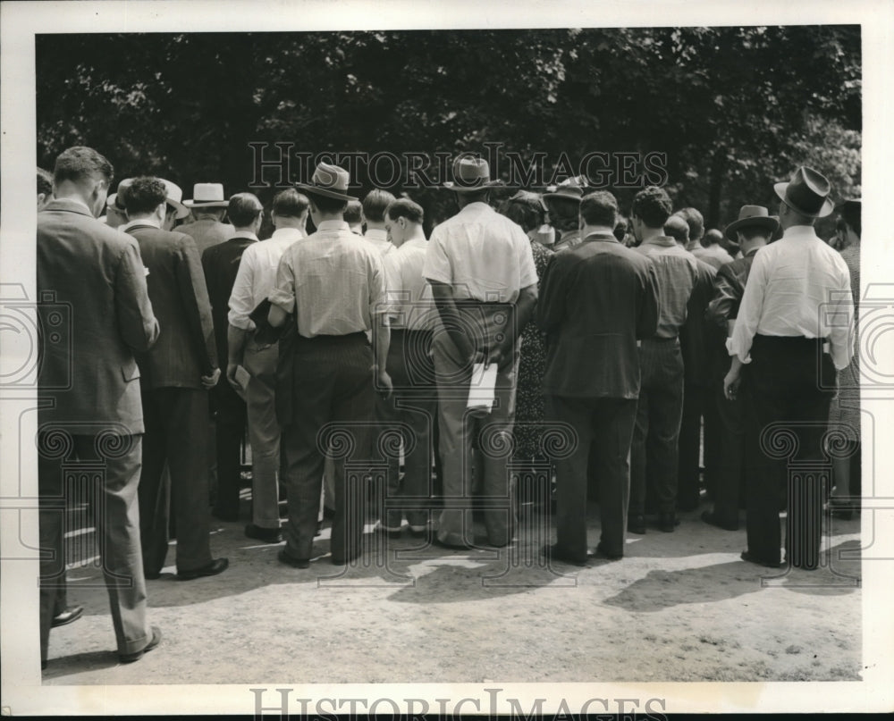 1940 Press Photo Racing Fans Discard Coats with Heat at Belmont Park - nec70397